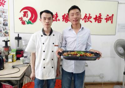  學員現(xiàn)場制作烤魚技術(shù)
